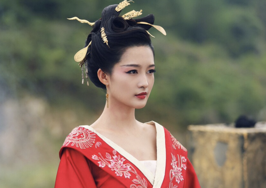 耶稣|被诈骗7位数，懒理肖战示好，“抢”娜扎资源，李沁终于清醒了！