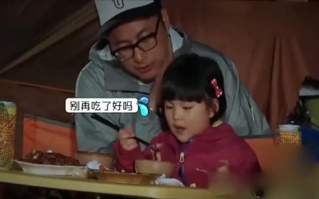 李湘|李湘携女儿逛奢侈品店，买2万7包包贺新年，王诗龄背影比妈妈壮实