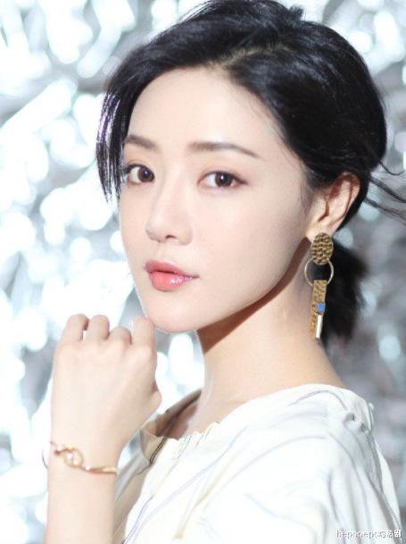 邓家佳|继《无证之罪》哭戏走红后，邓家佳再度出演悬疑剧