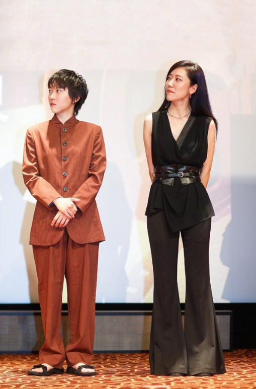 潮流新风|窦靖童真有超模气质，穿中式西装配凉鞋，不仅不违和，意外很高级