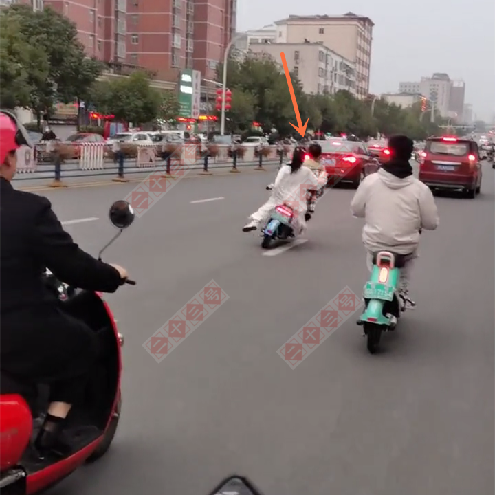 胆子真大!河南一男生骑车载女孩在马路上左摇右晃,不远处就是汽车