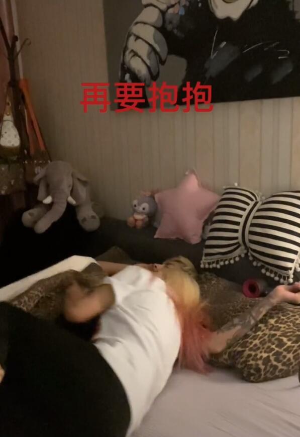 李小璐|李小璐闺蜜再换男友，甩小16岁小鲜肉后，和现任秀恩爱被一把推开