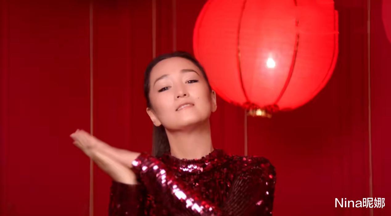 将夜第二季|巩俐新年广告广受好评，穿鱼鳞露背裙秀马蜂腰一顶三，硬把娜娜辛芷蕾变陪衬