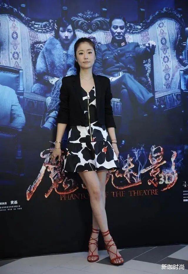 穿衣搭配|林心如成职场穿搭范本!连衣裙外搭黑色小西装,知性有气质