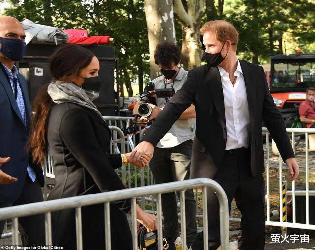 王珞丹|40岁梅根公园看演唱会，冬装大衣难掩丰腴身姿，被哈里竭力呵护