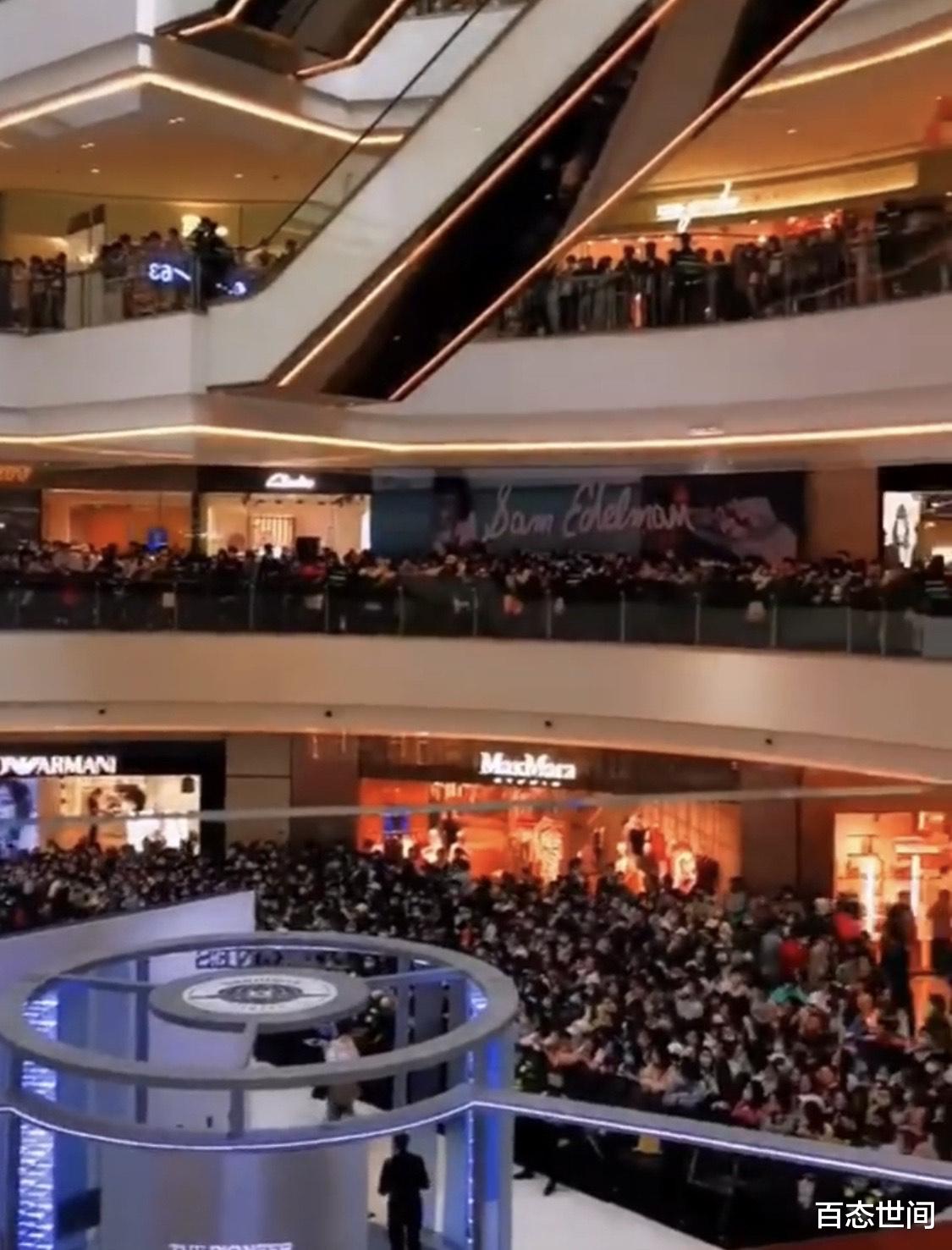 百态世间 郑州一女子为看赵丽颖雇跑腿小哥肩扛自己，人山人海中脱颖而出