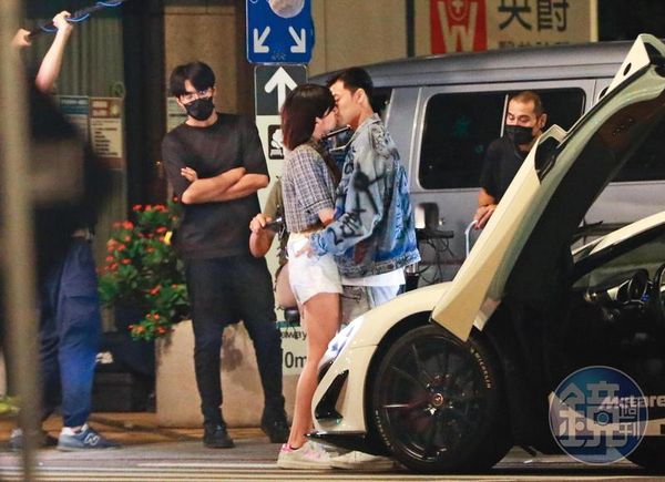 黄渤|王子路边激吻抚摸郭雪芙 擦爱火早有迹象