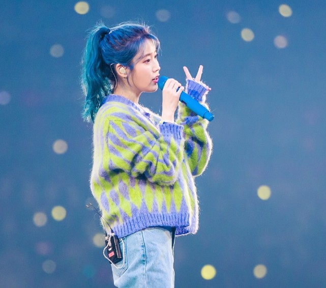 毛衣|IU是个甜妹无疑了，蓝绿毛衣清新活力，扎高马尾很有初恋感