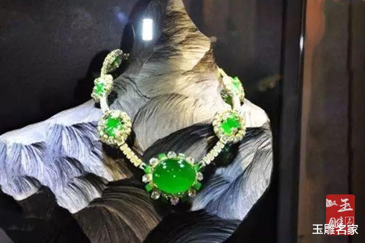 翡翠|玻璃种帝王绿翡翠价格是多少？玻璃种翡翠价格讲解