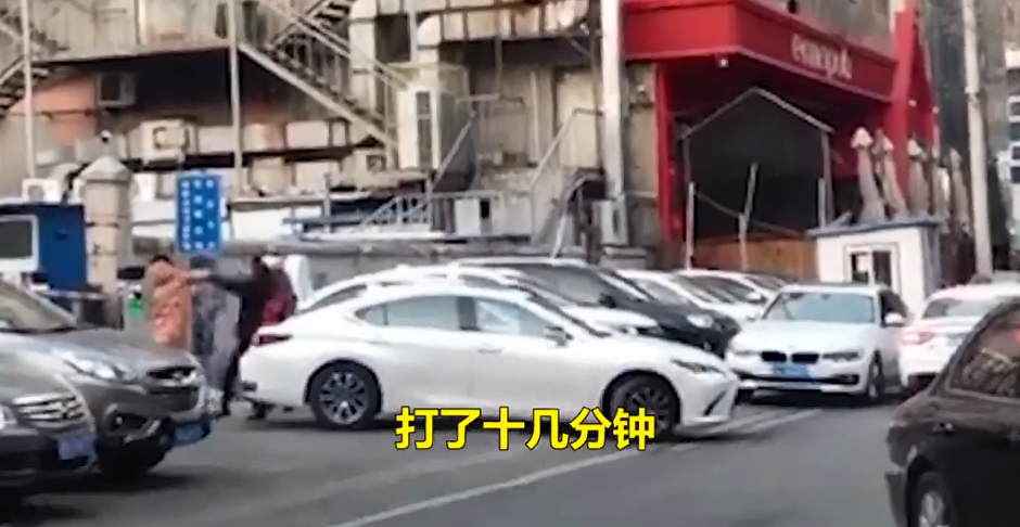 两女司机当街互殴十多分钟,最后被警方带走,路人:抢车位呗