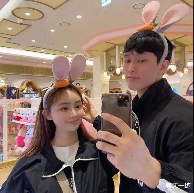 小奶狗|羡慕！34岁“老阿姨”撩走小7岁小奶狗，网友：看到身材后明白了