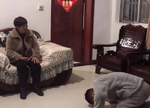 泪目!河南一男孩难得回家却又要离家而去,临行前跟母亲磕头告别