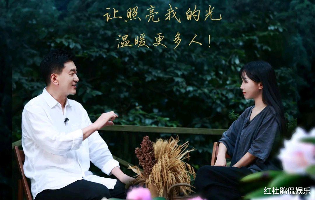 李子柒|李子柒接受鲁健专访，公开回应质疑，谈未来规划，全程有意识地侧面对镜头