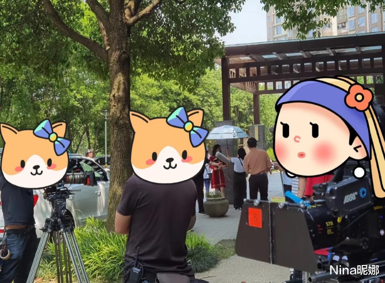 Nina昵娜 杨幂《二八定律》胶片照曝光,穿1万6翻领裙把板鞋当拖鞋踩,时髦在线的秦大律师