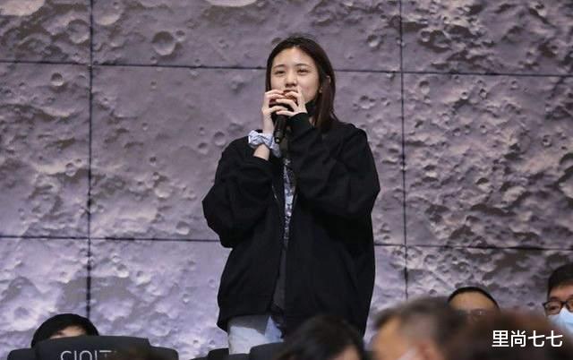 章子怡|汪峰携长女助阵章子怡！小苹果公开首秀超害羞，继母台上母爱爆棚