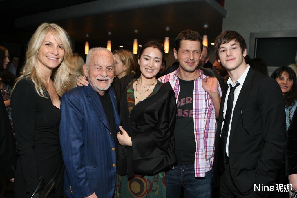 将夜第二季|巩俐新年广告广受好评，穿鱼鳞露背裙秀马蜂腰一顶三，硬把娜娜辛芷蕾变陪衬