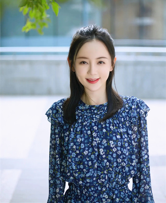 全球时尚号|魏新雨不仅歌甜,搭配服装也是“一绝”,蓝色印花裙简约大方