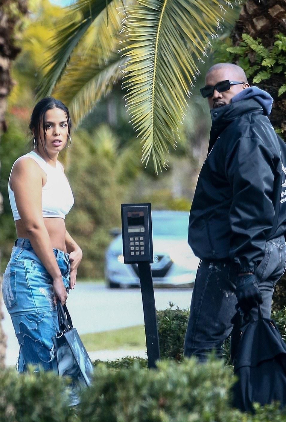 金·卡戴珊|坎爷和新欢高调亮相！32岁新欢穿电光蓝皮风气场不输金姐，太飒了