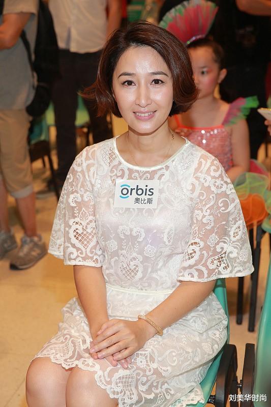 刘美华时尚|关咏荷穿的很高级，薄纱围巾太有档次，怪不得和张家辉感情这么好