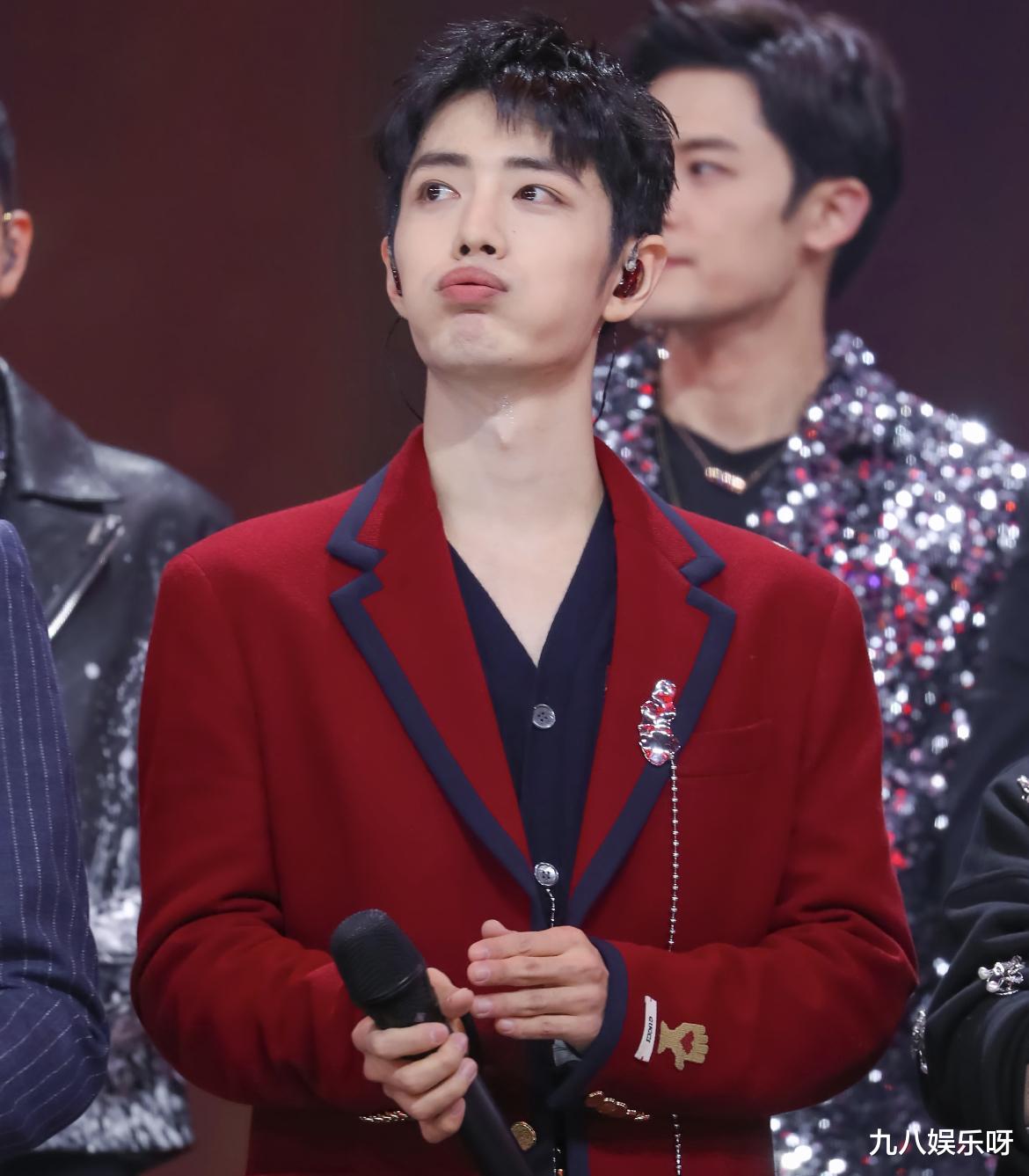 肖战|时隔18个月，粉丝发现曾在迪士尼偶遇肖战，戴着狐狸耳朵站在高处