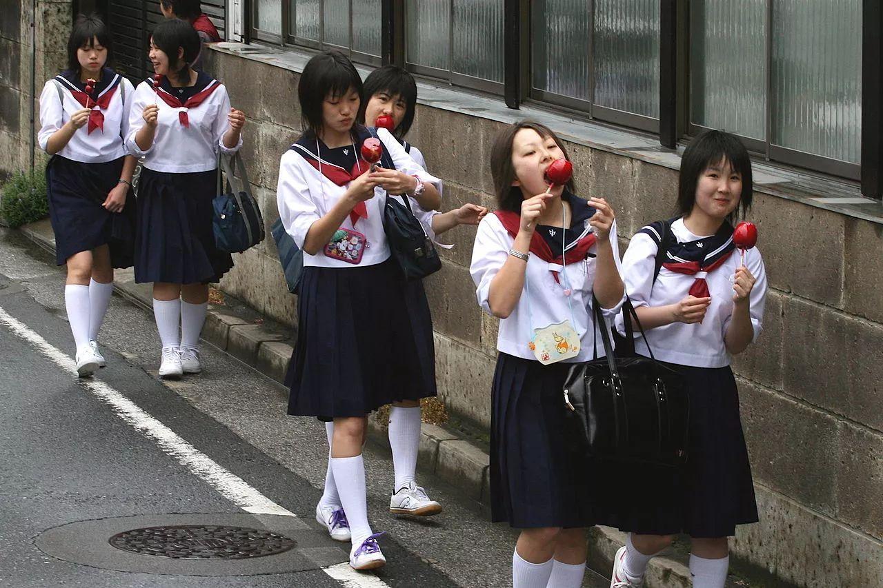 日本校服“取消性別差異”，裙子變褲子學生難接受，中國網友樂瞭-圖5