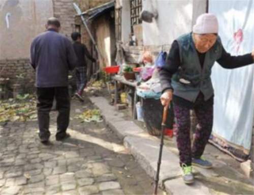 海叔说 江西老人王添彩：每天吃咸菜，生病了不去看，遗产6人清点了3小时