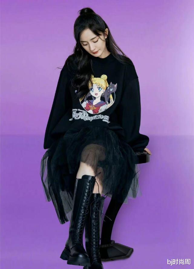 bj时尚周 冬季雪纺裙加上卡通上衣，也忒萌了，杨幂这一身不错哟