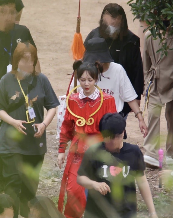 杨紫|杨紫扮“红孩儿”上热搜，谁注意她的发际线，网友：不容乐观！