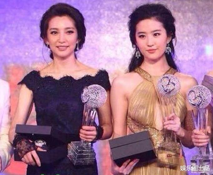 刘亦菲|刘亦菲和李冰冰合影火了，被指气质差距太大，穿衣搭配成槽点