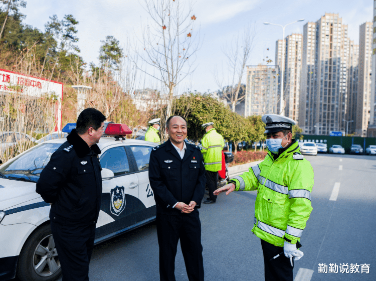辅警|2021下半年各地辅警陆续开始招聘，工资不高，但3点优势让人眼红