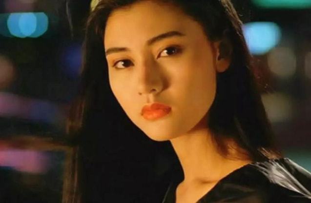 李嘉欣|不愧是港姐的天花板，岁月不败美人，李嘉欣51岁与女团站一起直接碾压她们！