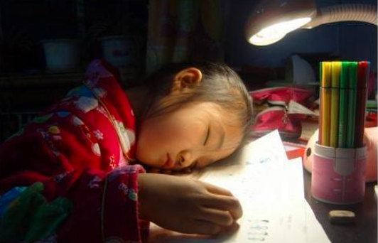 萱爸育儿经|现在的孩子有多累?6张图呈现“残酷童年”,父母看后直言正常