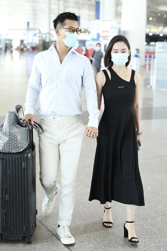 大表姐的时尚圈 何超莲窦骁真够恩爱，每次亮相都十指紧扣，看来这一对真“稳了”