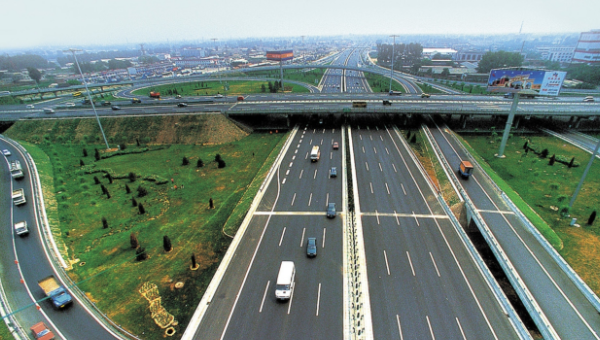 奶豆说育儿|山东斥资46亿元扩建高速，全长46公里，将从四车道扩为八车道