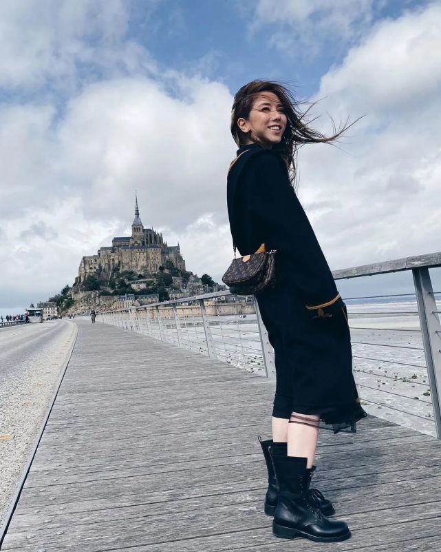 邓紫棋|时隔那么多年邓紫棋再穿黑丝皮裤，但这次一点都不辣眼睛呀！