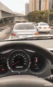 |“大哥钓鱼挺生性，穿这样不尴尬吗？”哈哈哈