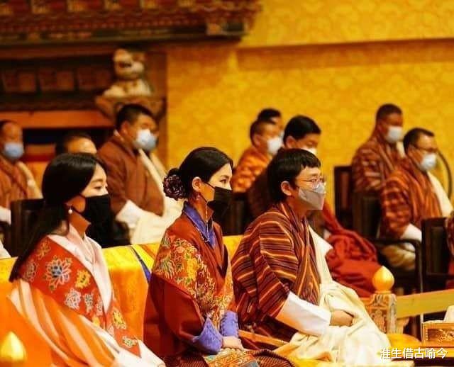 直发|不丹王后不梳直发,把头发盘起更迷人,被粉嫩娇羞的小姑子抢风头