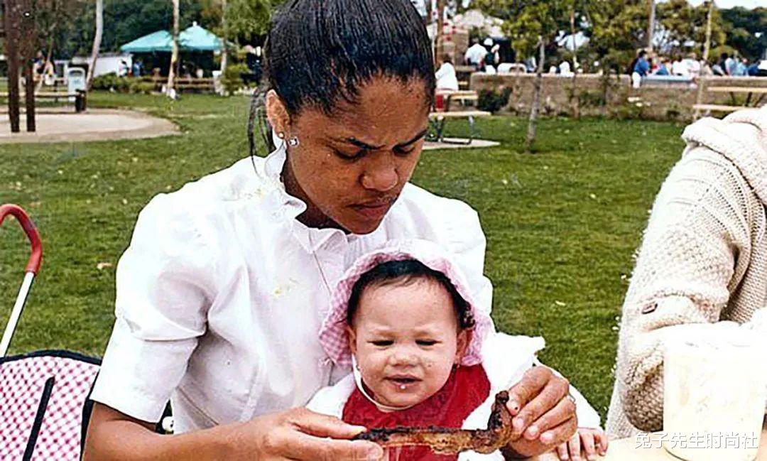 梅根·马克尔|梅根6个月女儿第1次露正脸，小卷发加宽鼻翼可爱，黑白照淡化肤色