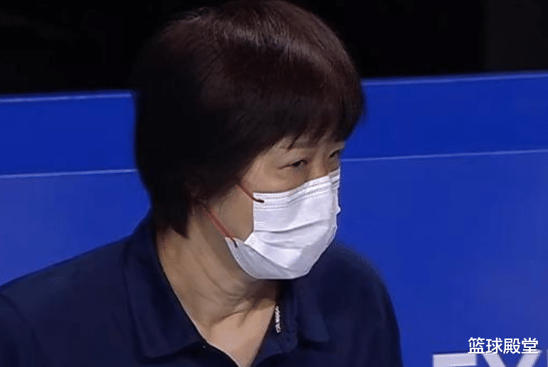 郎平|郎平坐在场下虚脱，谁注意女排球员？场内外保持嬉笑，真没办法