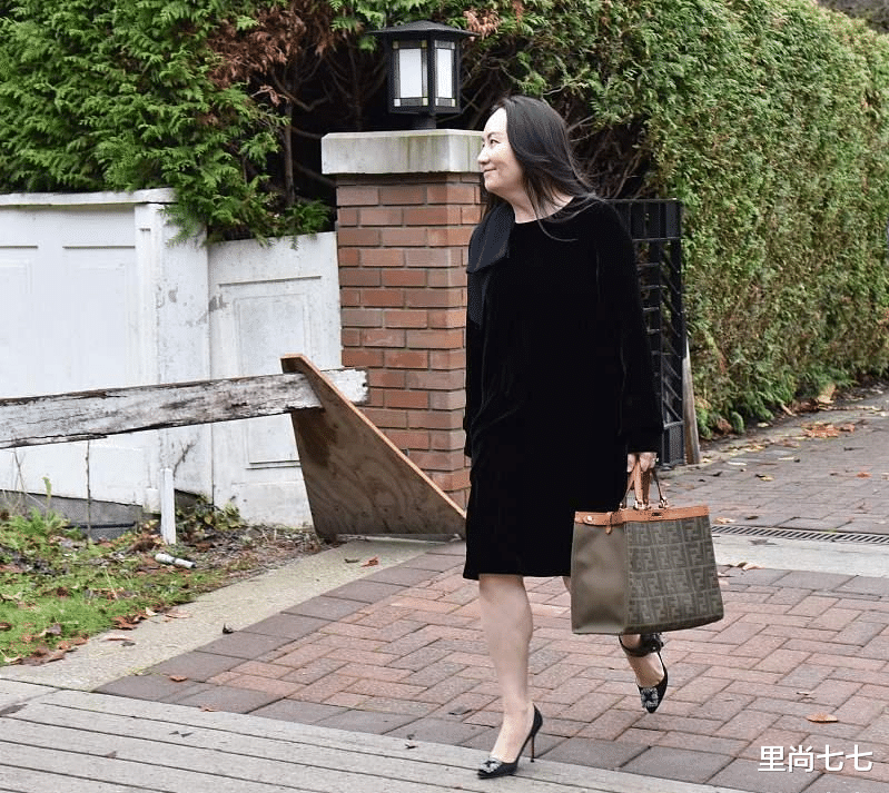 里尚七七|孟晚舟首次穿运动鞋出庭！搭百褶裙好活力，小腿肌肉堪比运动员