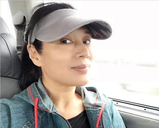 李凤绪|57岁的李凤绪，长发披肩休闲装扮，与老公结婚多年无绯闻，是真爱