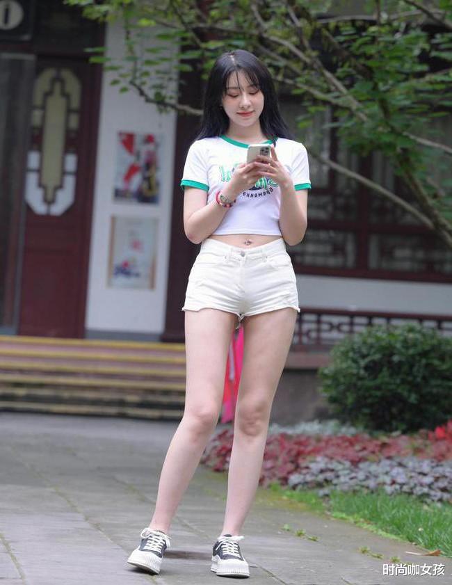 时尚咖女孩|穿热裤的年轻小姐姐，最迷人的是青春与活力，其次才是曼妙身材