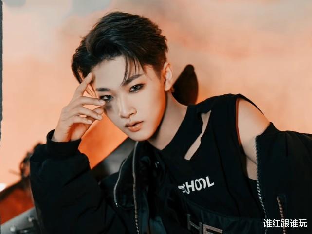 胡烨韬|男爱豆被批娘气后回应：我辛苦赚钱养活自己，这就叫阳刚之气！