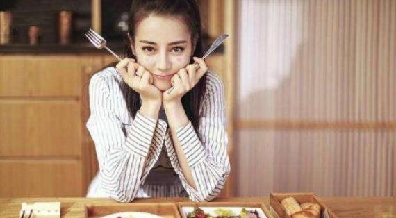 迪丽热巴|前有杨幂谈发际线问题，后有热巴回应吃货人设，她们的脱口秀好敢