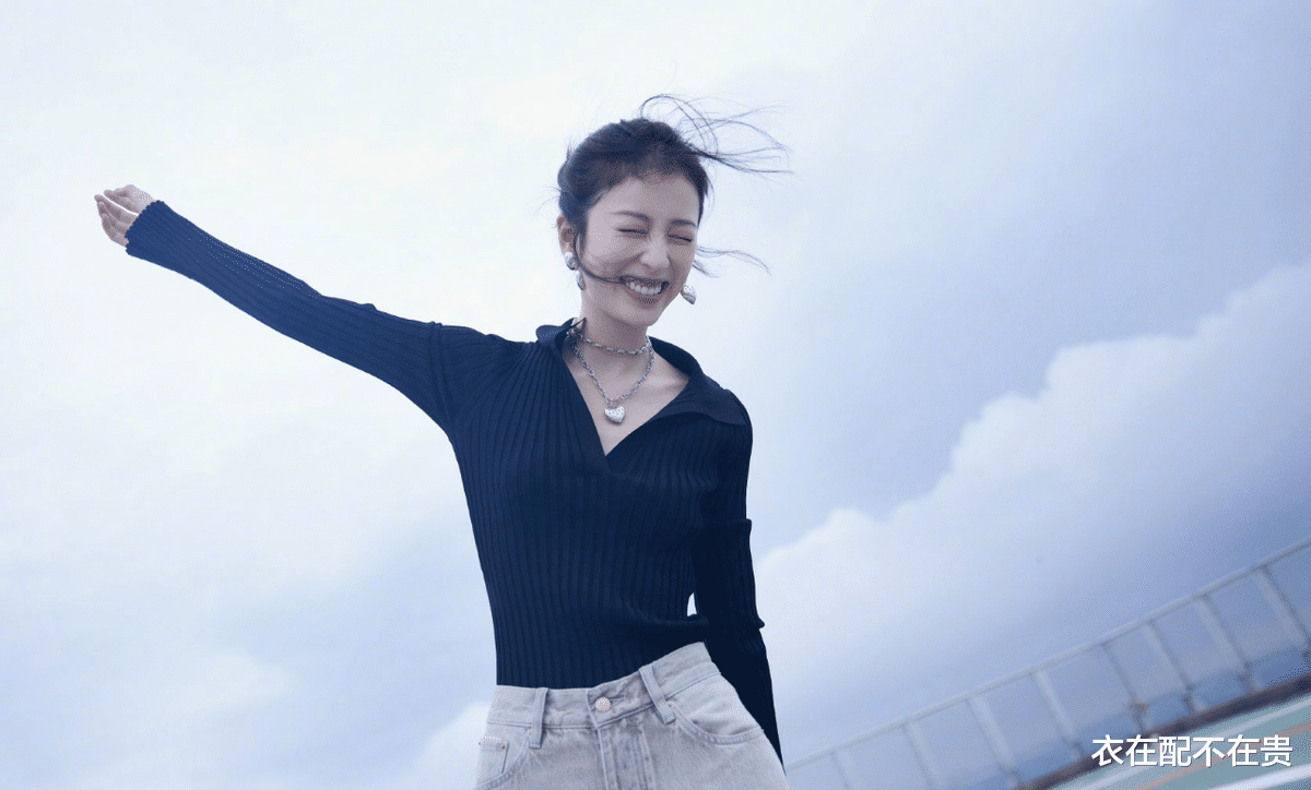 衣在配不在贵|今年火了一种穿法，叫“上深下浅”，学周雨彤这样穿，优雅又高级