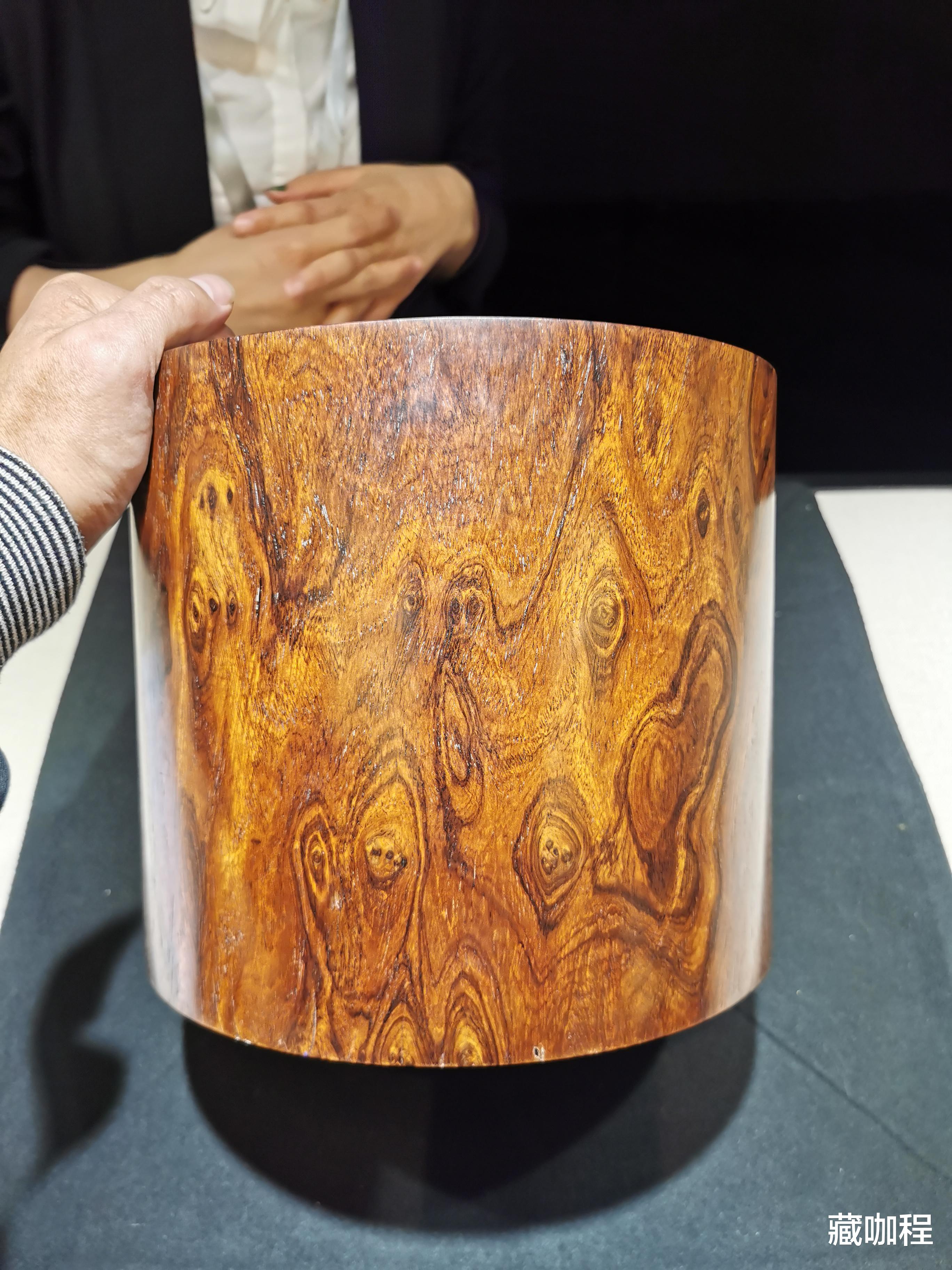 笔筒|魑魅魍魉齐登场，黄花梨大笔筒浑然天成