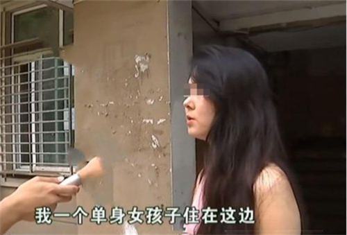 杭州姑娘合租四周皆情侣，晚上噪音大，中介：你去找一个就好啦！