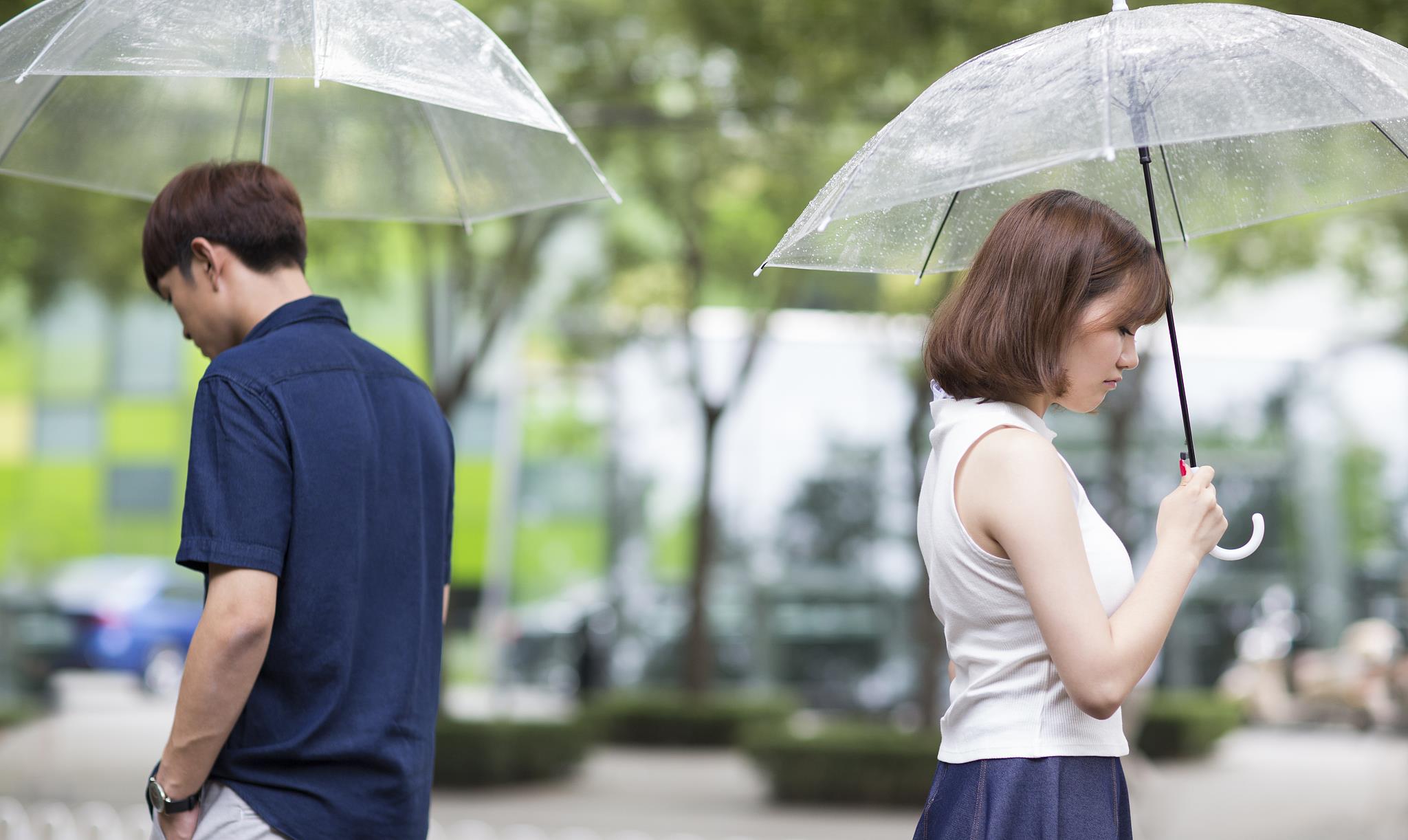 贵州:男子带情人开车自驾,妻子逼停爬上车顶,孩子哭喊叫妈妈