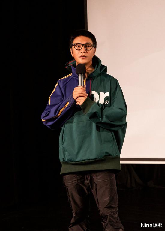 Nina昵娜|陈坤久违走机场，穿补丁衬衫身材显瘦，45岁罕见戴两金耳环有点“娘”