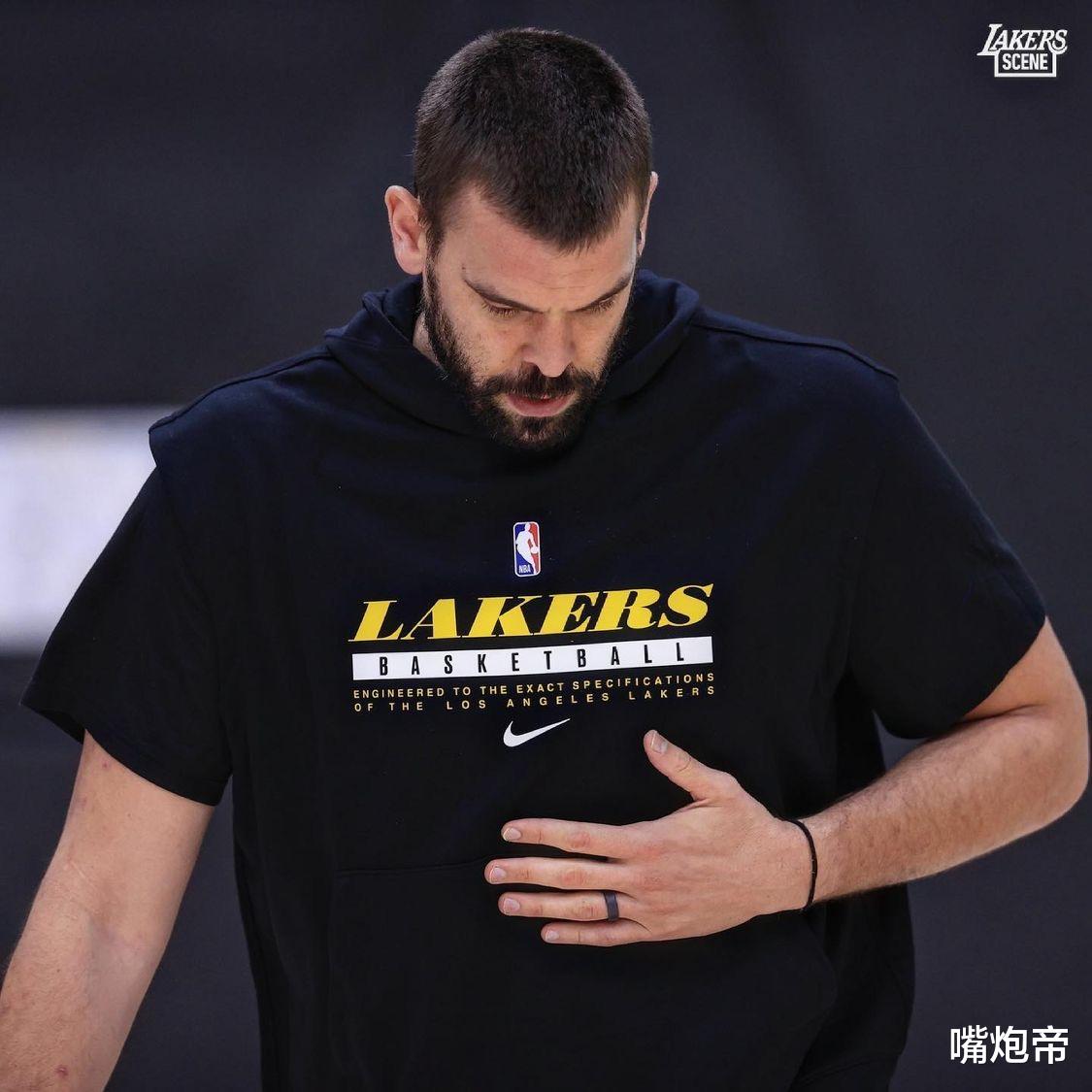 勒布朗·詹姆斯|湖人官宣詹皇伤情！勒布朗开怀大笑却让人安心，36岁第一人没认输